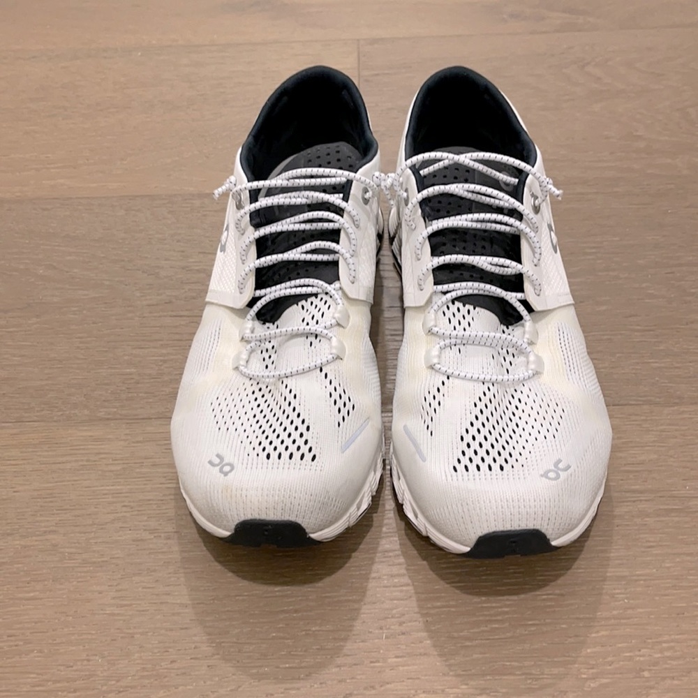 Men’s size 10 (EUR 44) white and black ON Cloud tennis shoes.